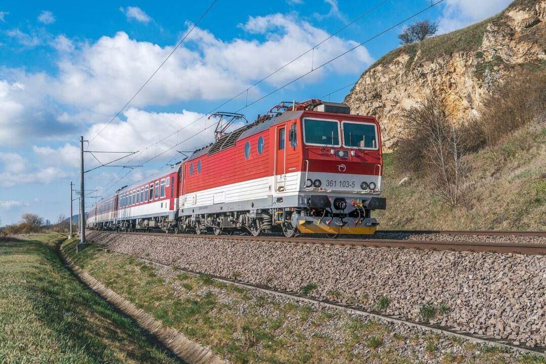 Foto: Železnice stále trápi nedostatok rušňovodičov. Na trase Kúty - Skalica sú do odvolania všetky vlaky nahradené autobusmi