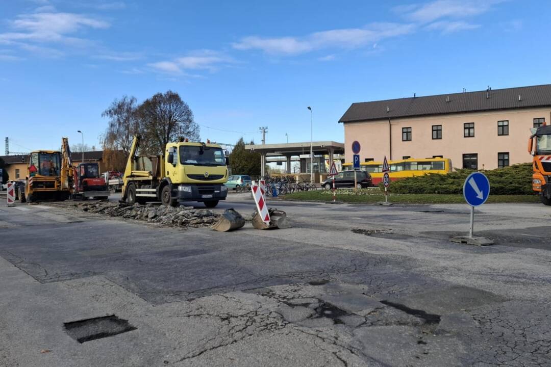 FOTO: Dezolátny stav predstaničného priestoru v Piešťanoch bude minulosťou. Na jeho obnove sa už začalo pracovať