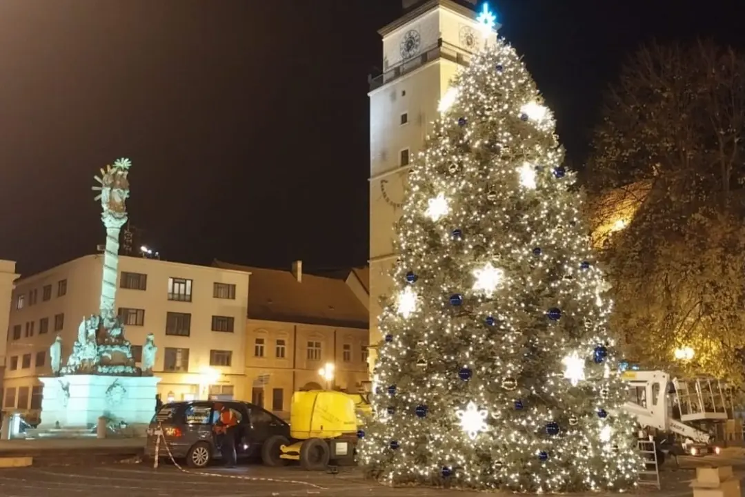 Foto: Nový vianočný stromček v Trnave mal generálku. Najkrajší, aký v Trnave doteraz bol, chvália výzdobu miestni