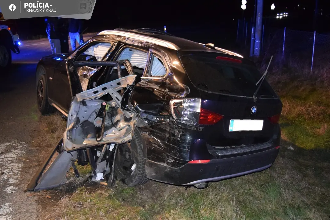 Foto: Nehoda BMW a nákladiaku pri obci Kajal skončila zranením, v nemocnici skončila 16-ročná spolujazdkyňa