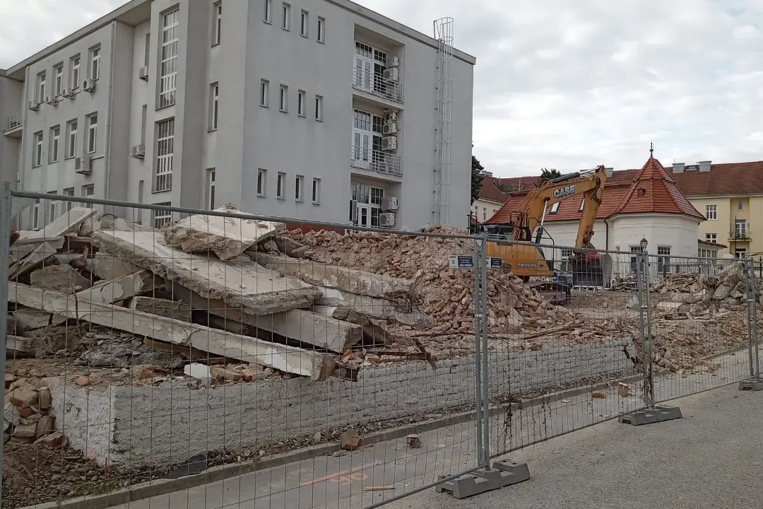 Foto: Niekdajšie kino Sloboda v Trnave už mizne, z budovy zostali iba trosky. Čo tu vznikne?