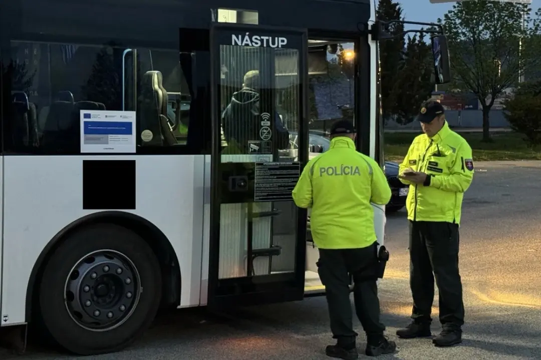 Foto: Polícia prehľadáva autobusy v Trnavskom kraji, pre bombovú hrozbu môžu niektoré spoje meškať