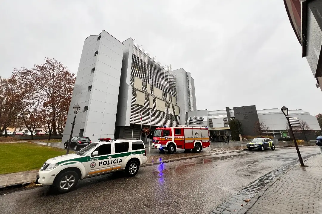 Foto: AKTUALIZOVANÉ: Na Trnavskej univerzite bola nahlásená bomba. Na mieste zasahovali policajti aj hasiči