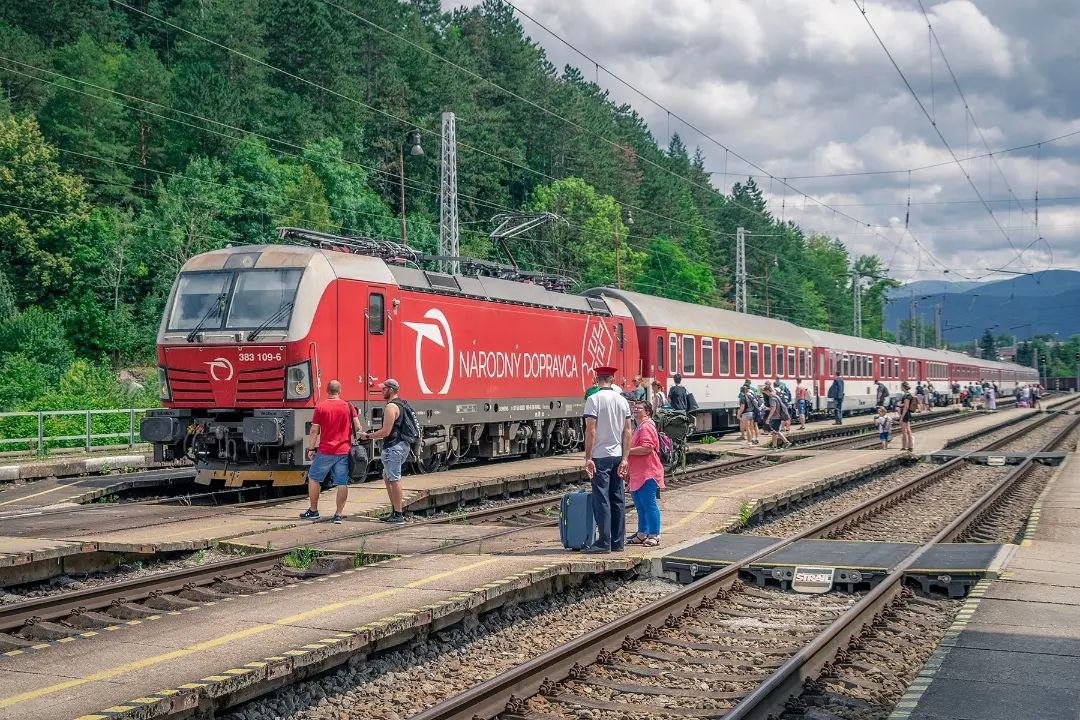 Foto: V úseku Lehnice – Kvetoslavov nebudú premávať pár dní vlaky. Tieto spoje nahradia autobusy