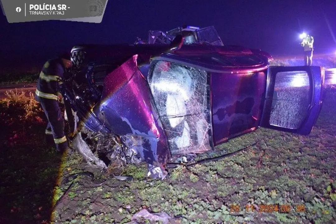 Foto: V Suchej nad Parnou sa zrazilo osobné auto s traktorom. Šofér auta skončil po nehode v nemocnici