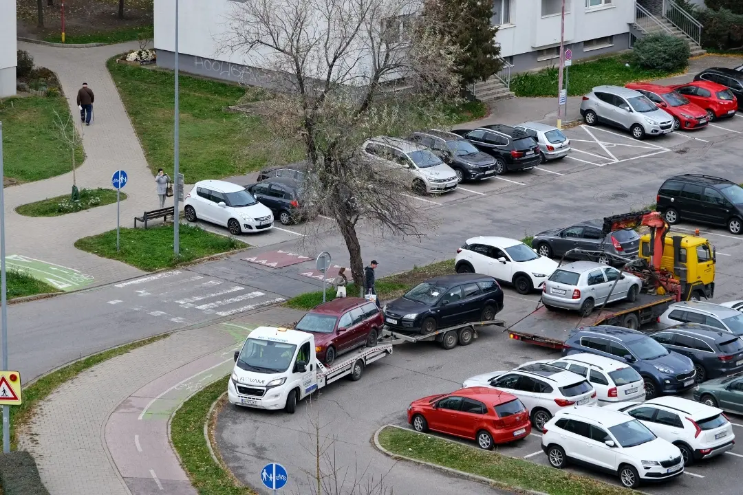 Foto: V Trnave prebehla veľká očista parkovísk od vrakov zaberajúcich parkovacie miesta. Konečne, tešia sa domáci