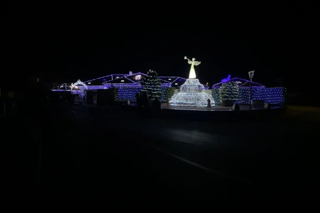 Foto: Ikonický dom v Seredi už rozžiarilo tisíce vianočných svetielok. Príbeh, ktorý sa za nimi ukrýva, vás dojme k slzám