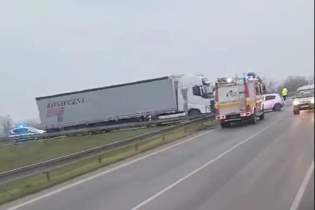 Foto: Na zjazde z R1 do Trnavy - Modranky smerom z Nitry došlo k nehode. Premávku na úseku riadi polícia