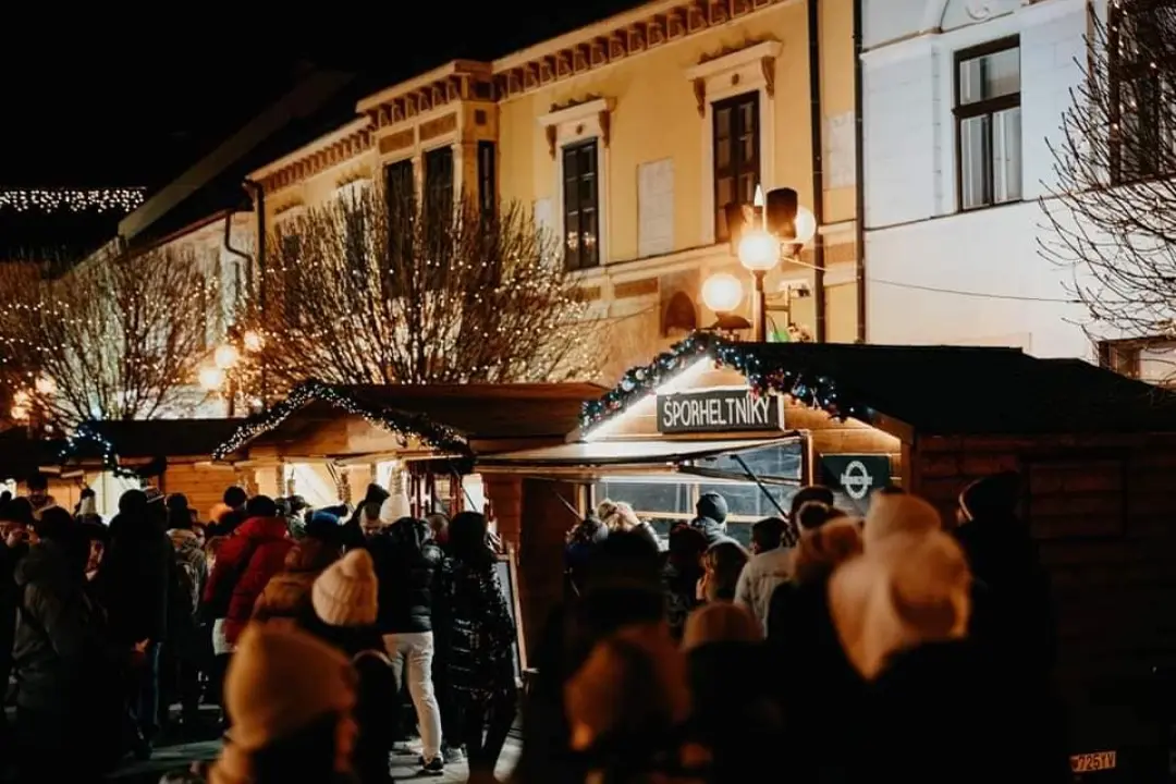 Foto: Vianočné trhy sú v Trnave v plnom prúde. Koľko zaplatíte za punč, cigánsku či trdelník?