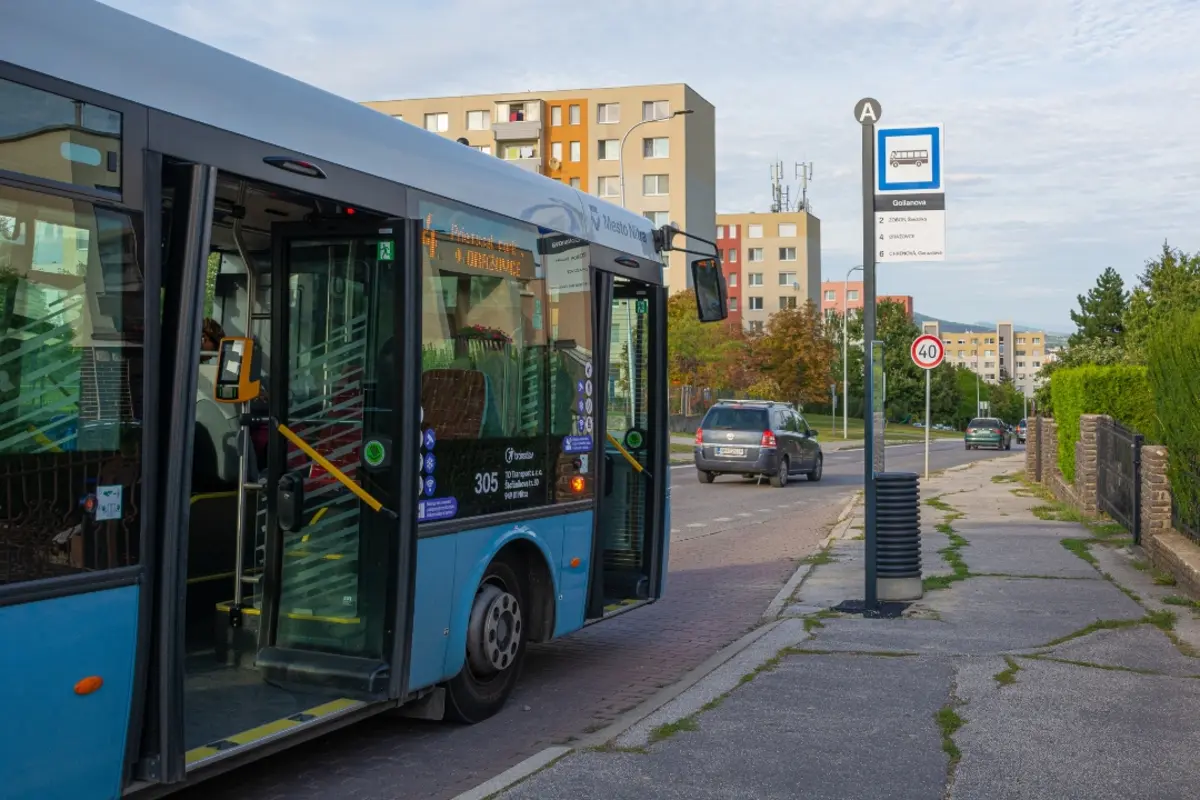 Foto: Autobusová zastávka na Dohnányho C sa presunula. Kde sa po novom nachádza?