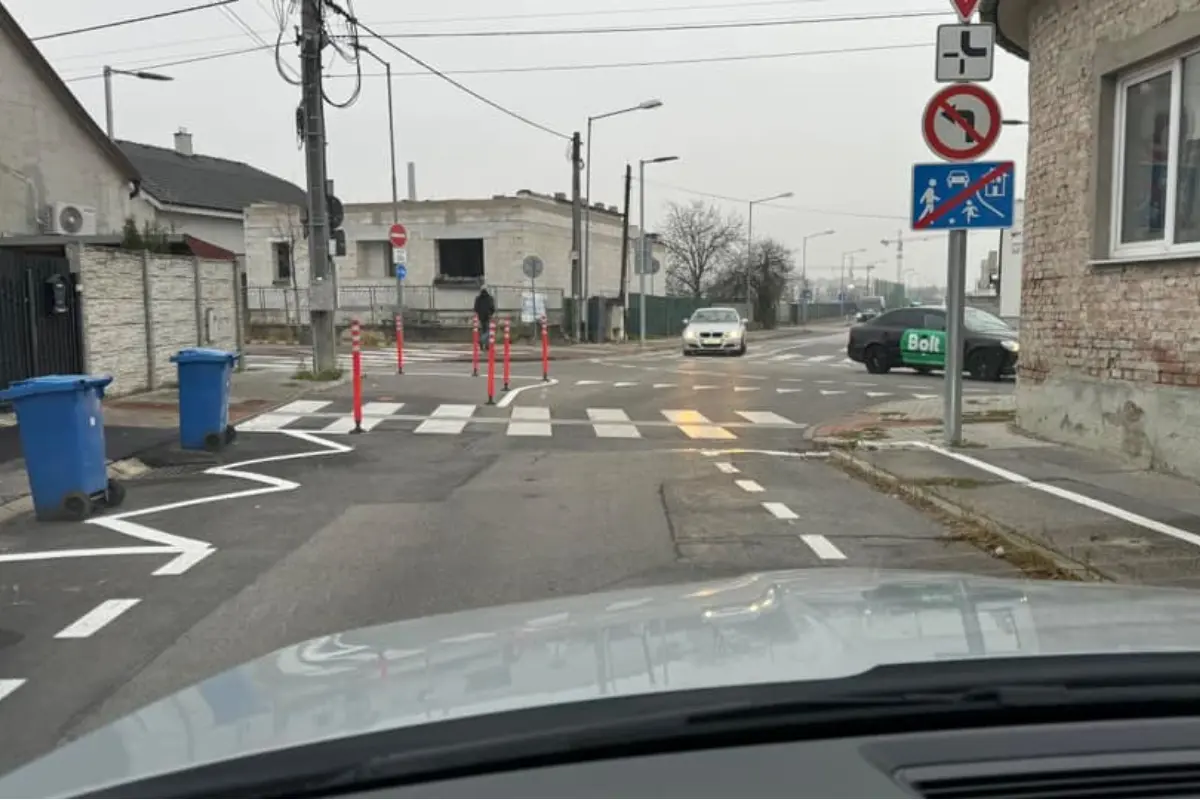 Foto: Je to priechod alebo parkovisko? Podľa Trnavčanov je bezpečnosť chodcov na týchto uliciach na tenkom ľade 