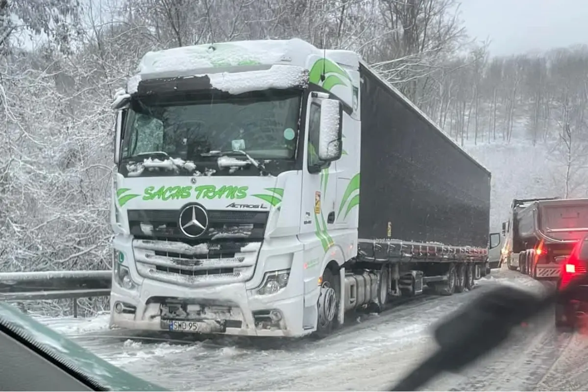 Foto: Na Bielej Hore došlo k dopravnej nehode. Úsekom prejdete striedavo, tvoria sa tam však rozsiahle kolóny