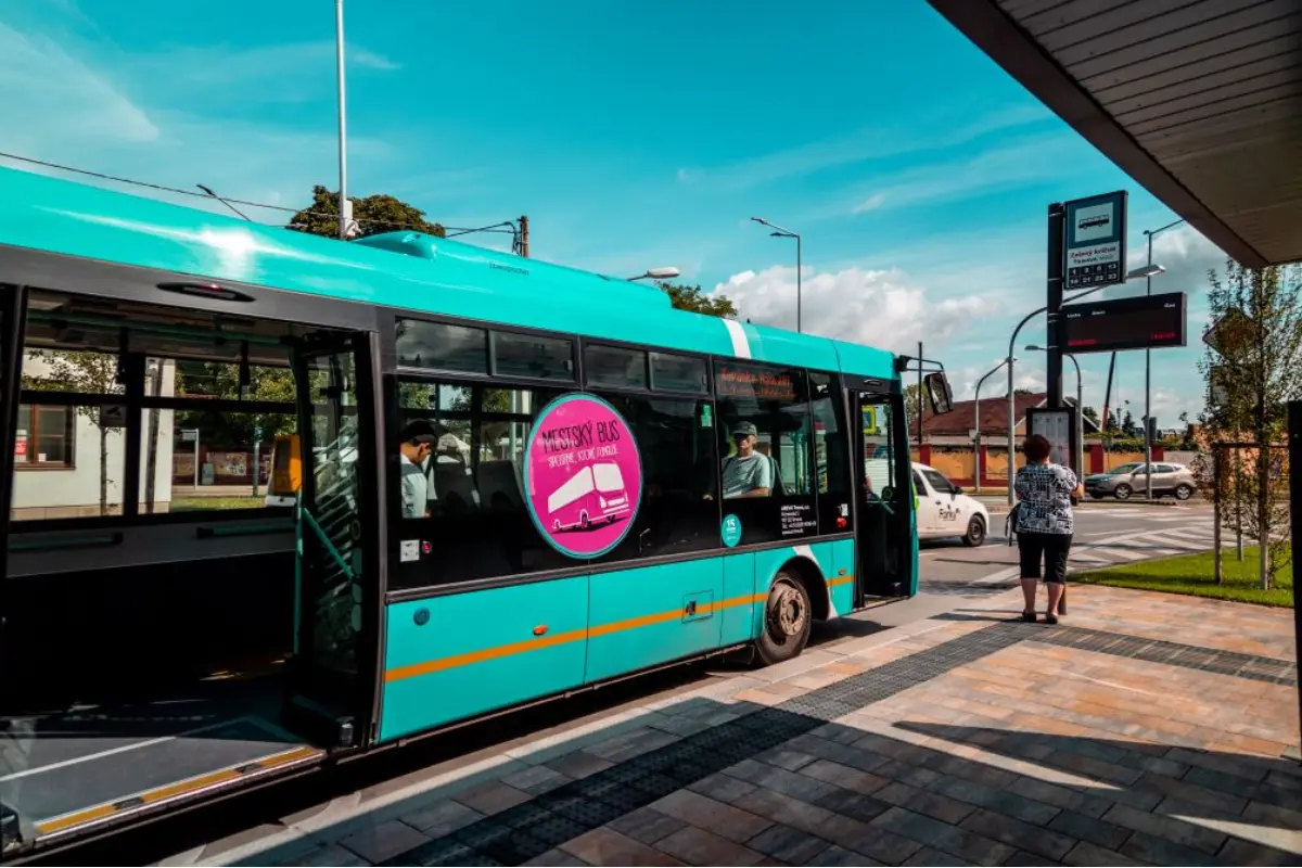 Foto: Trasy autobusových liniek číslo 3 a 5 v Trnave sa nemenia. Práce na kruhovej križovatke dokončili skôr