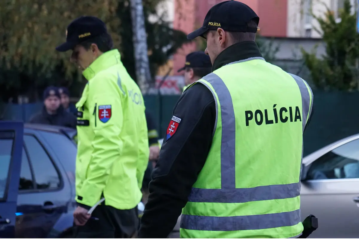 Foto: Vďaka policajtom z Trnavského kraja budú 7 obvinení sviatkovať vo väzbe. Čím porušili zákon?