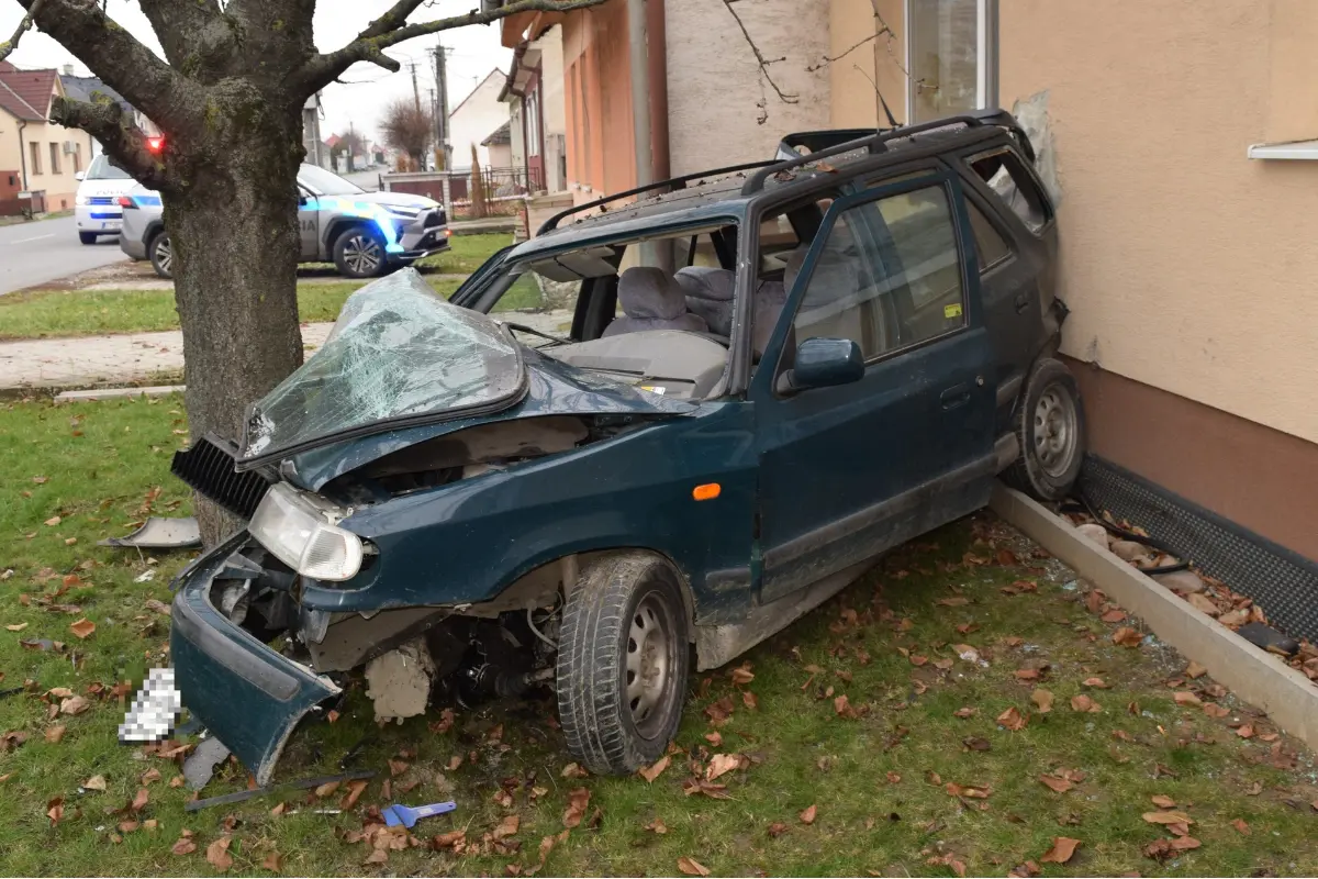 FOTO: Auto v dome, zrazený cyklista či alkohol za volantom. V Trnavskom kraji došlo k vážnym nehodám