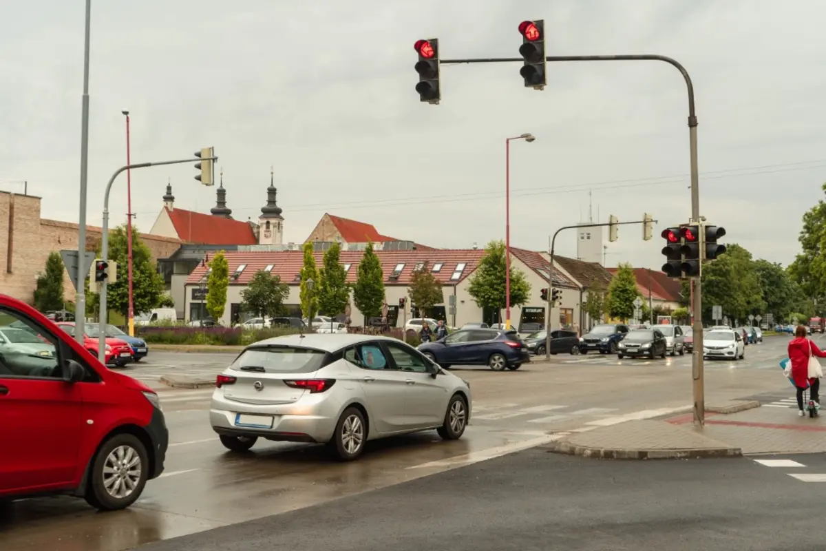 Foto: VIDEO: Trnavčan v noci čakal na prázdnej inteligentnej križovatke na červenej. Podľa ľudí sa toto deje aj skoro ráno