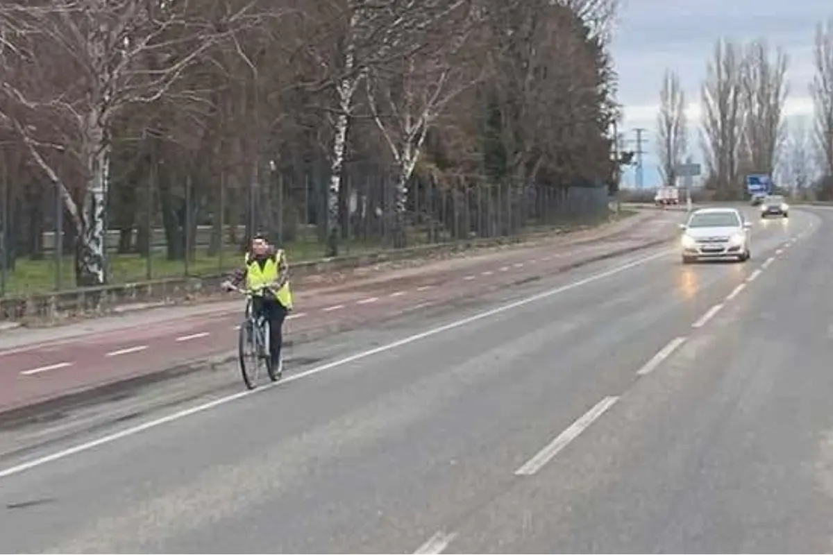 Foto: Trnavčanov nahnevala fotografia cyklistky na ceste, pričom vedľa má cyklochodník. Ten je na okrasu?, pýtajú sa ľudia