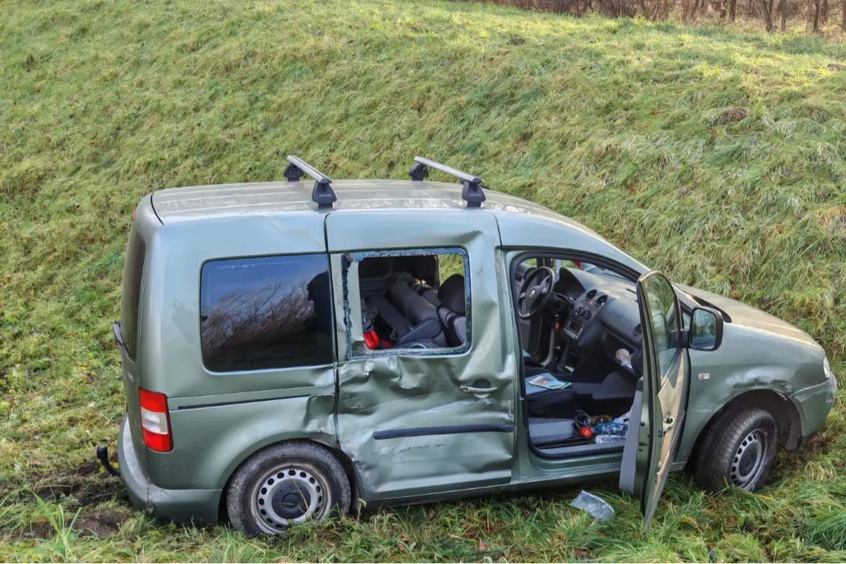 Foto: Kým nakupoval, zmizlo mu naštartované auto. Krádež v Seredi pokračovala naháňačkou, skončila haváriou