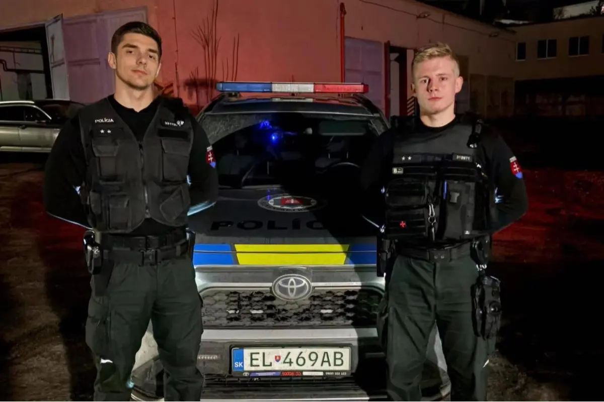 Foto: Hlohovskí policajti zachránili život 51-ročnému mužovi, bol prevezený do nemocnice