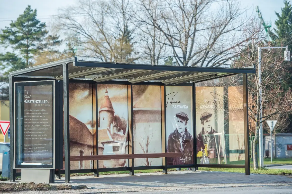 Foto: V Skalici oficiálne spustili Fifinovu autobusovú zastávku. Miestni dúfajú, že podobných zastávok v meste pribudne