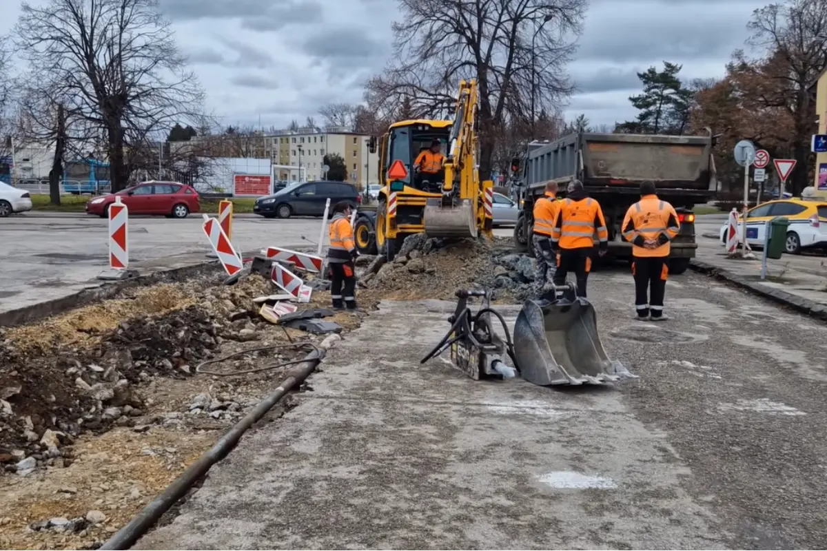 Foto: VIDEO: V Piešťanoch pokračujú práce na obnove predstaničného priestoru. Dokedy potrvajú?