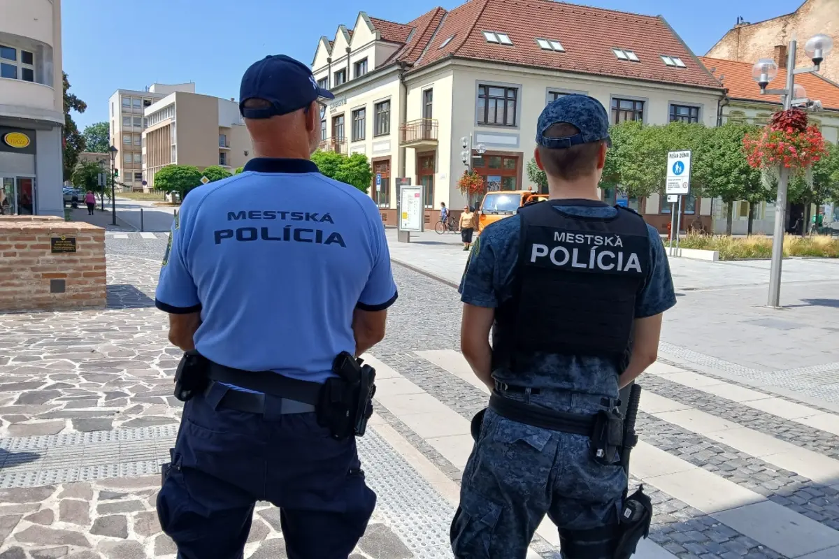 Foto: Náborový inzerát mestskej polície v Trnave vyvolal búrlivú debatu. To nie je policajt, ale parkovací kontrolór, píšu