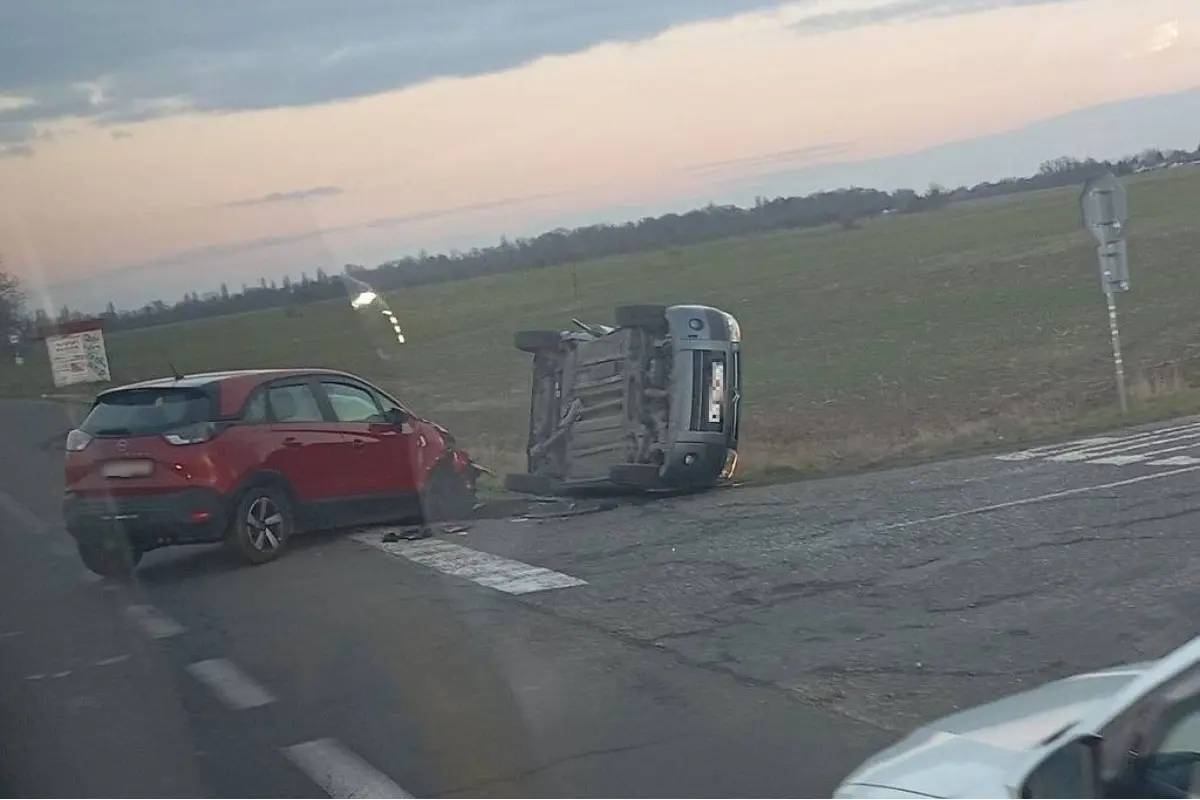 Foto: Pri Vieske došlo k vážnej dopravnej nehode, auto skončilo prevrátené. V úseku rátajte so zdržaním