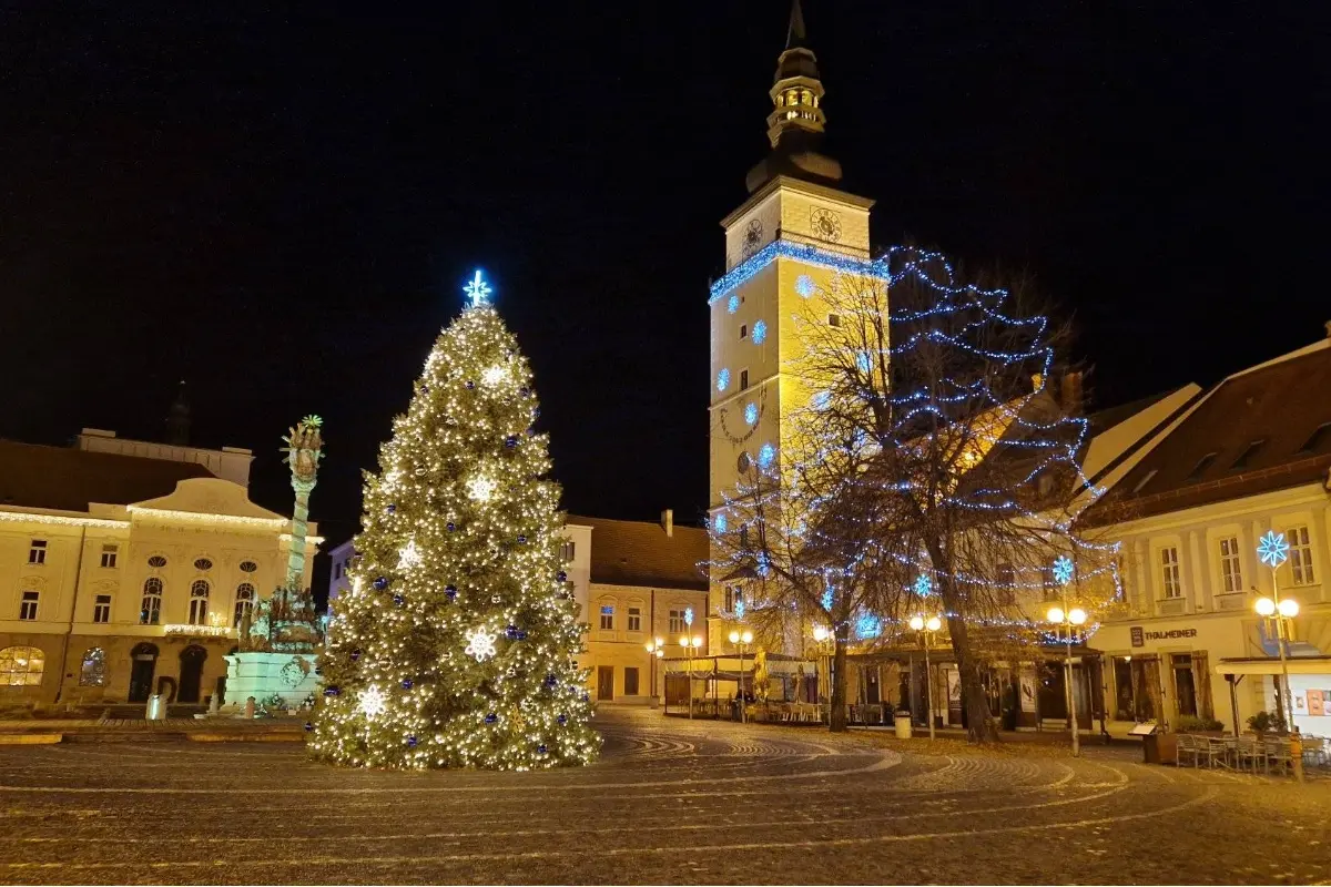 Dokedy bude v Trnave vianočná výzdoba? Mesto už začalo s jej odstraňovaním, užiť si ju môžete ešte posledných pár dní