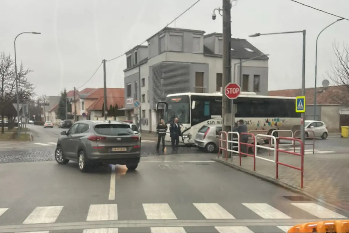 Foto: V Hlohovci došlo k nehode autobusu s autom. Vodičom hrozí zdržanie, odporúča sa obchádzka