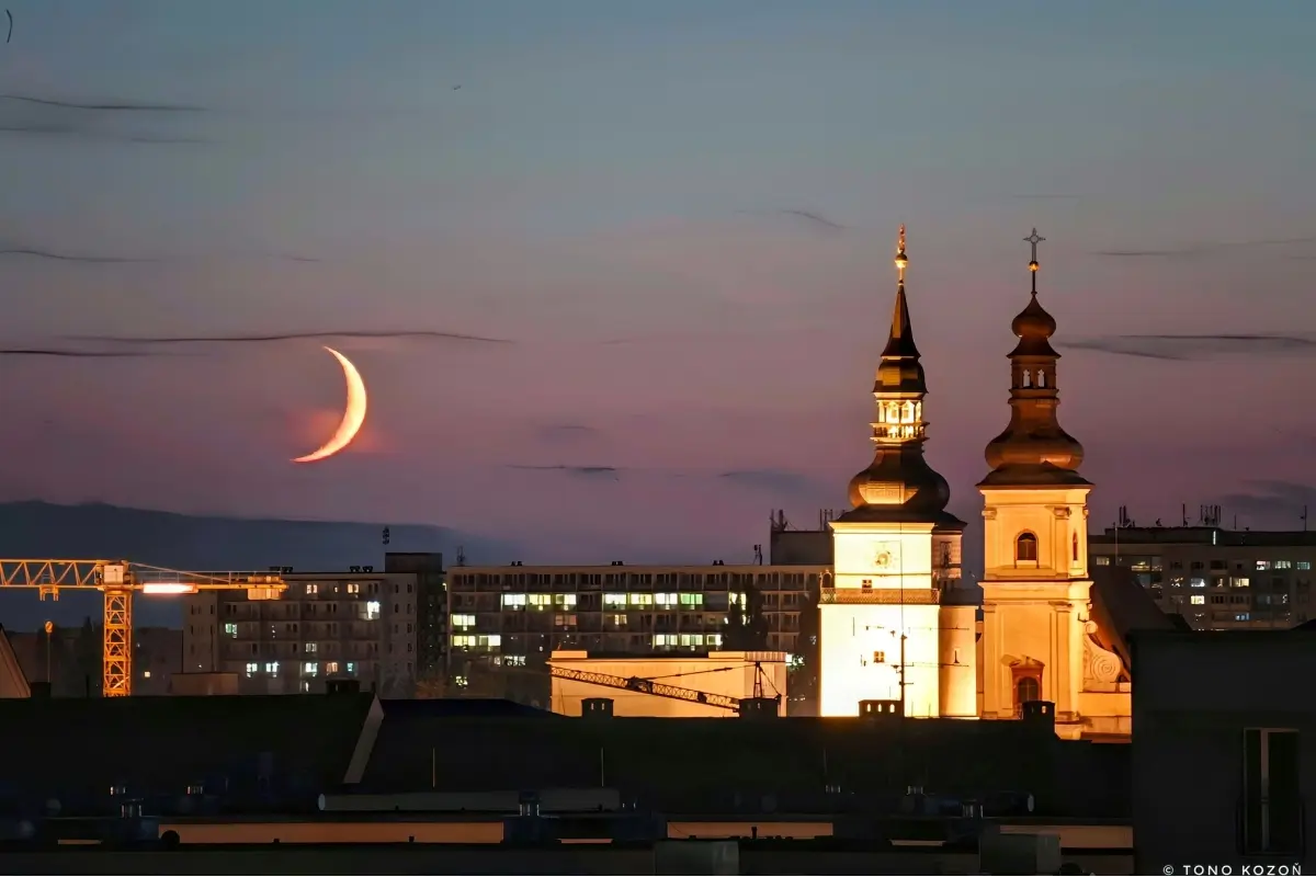 Trnavčanovi sa podarila krásna fotografia mestskej veže a nočnej oblohy. Nádherný záber, obdivujem, píšu domáci