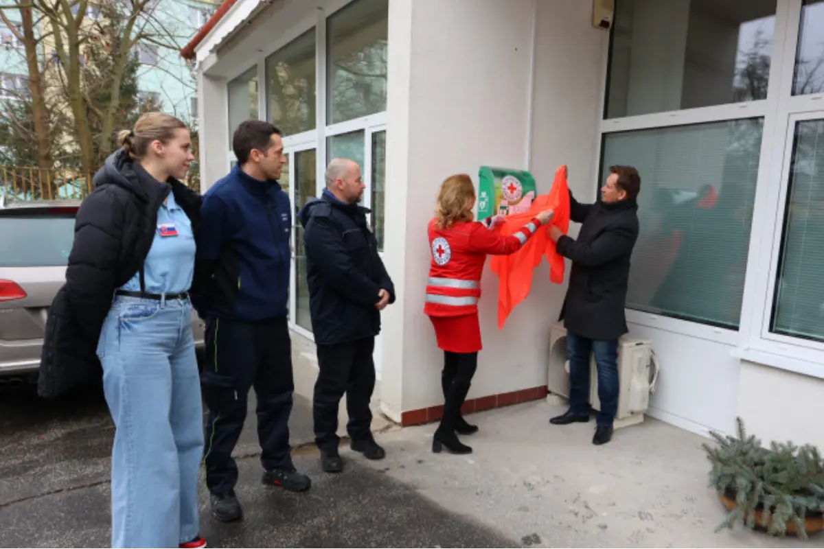 Foto: Mesto Senica má ďalší externý defibrilátor, ktorý pomôže k záchrane ľudských životov, použili ho už štyrikrát