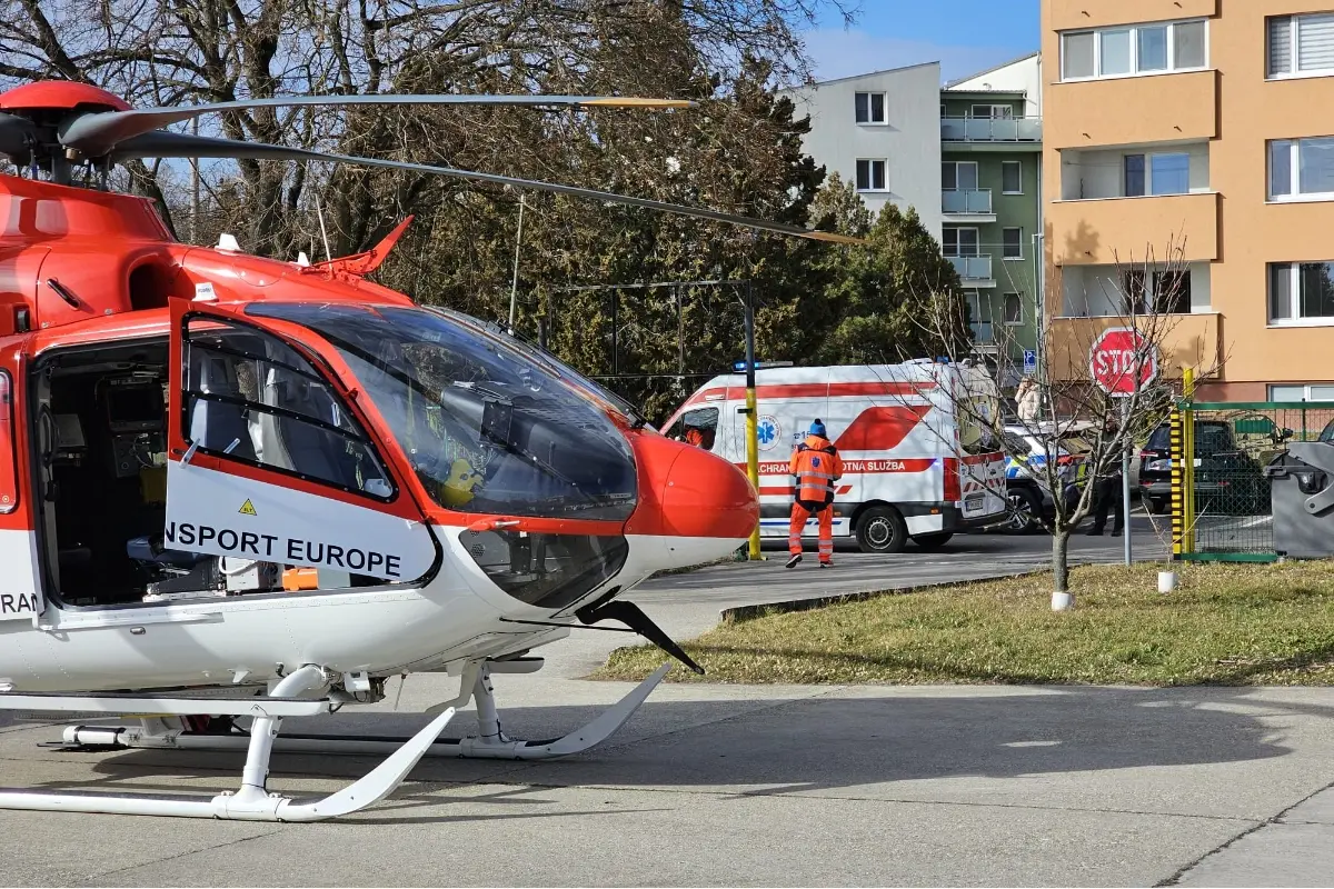 FOTO: Záchranári pomáhali zranenému mužovi v Šamoríne. Po páde zo stromu utrpel vážne poranenie chrbtice