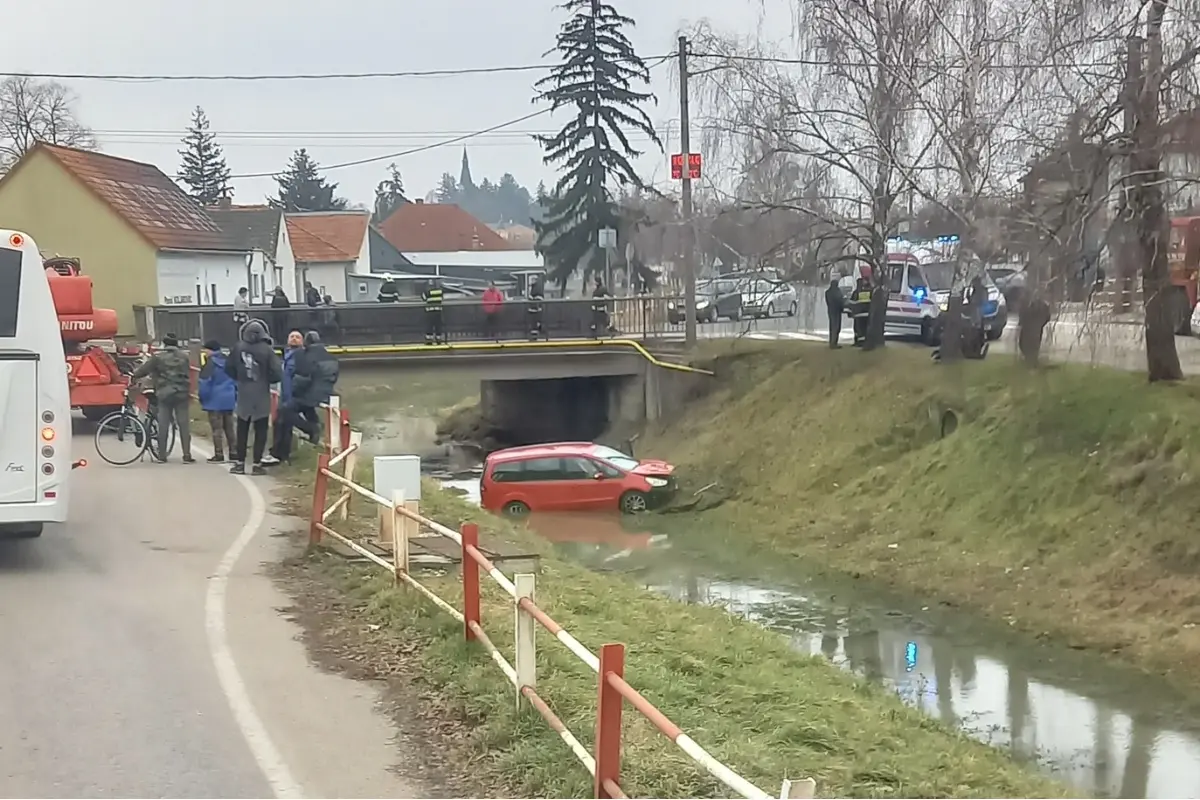 Foto: Vo Veľkých Kostoľanoch havarovalo auto. Nehoda blokuje stred križovatky