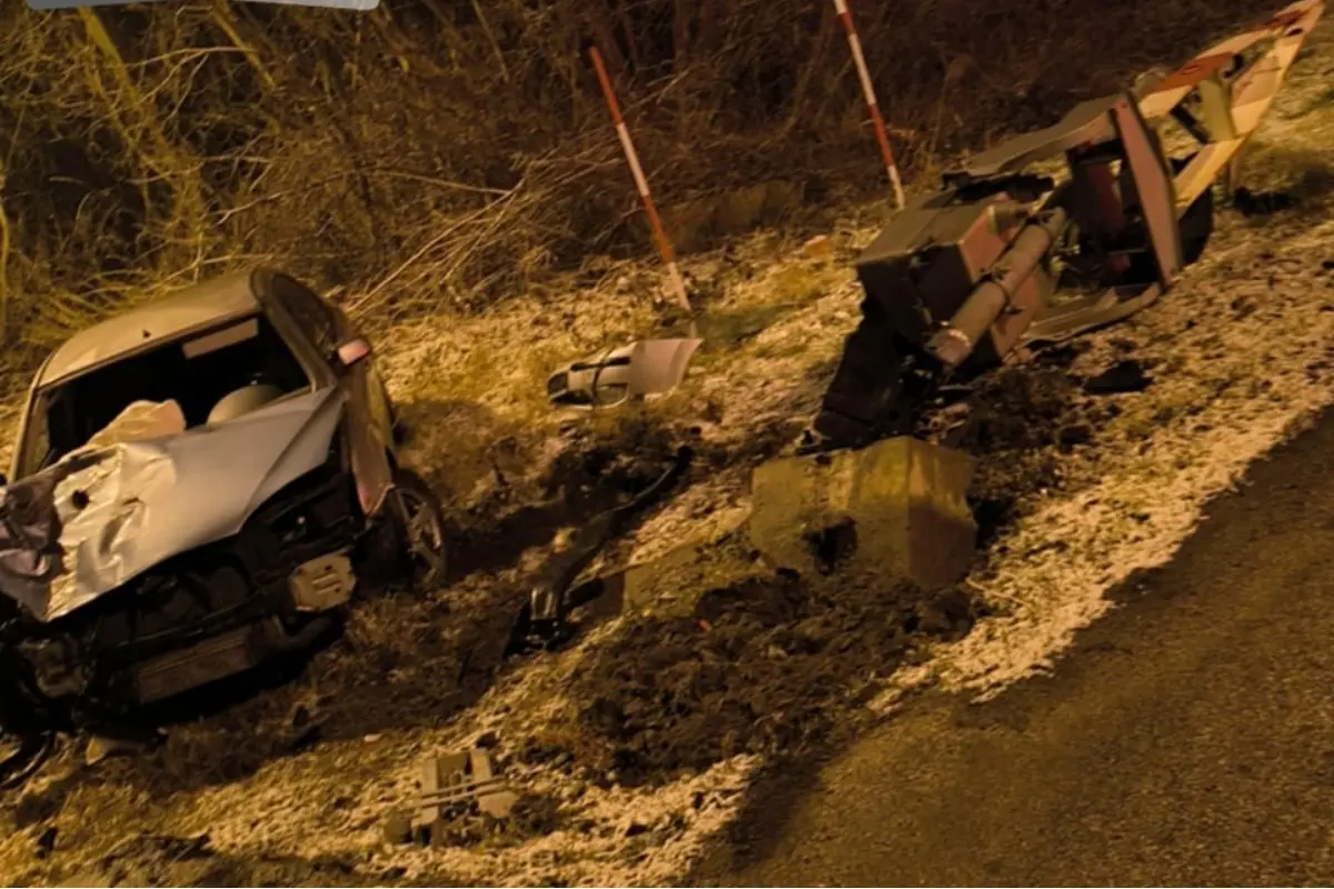 FOTO: V Sekuliach zničil mladý šofér závoru na železnici, auto šoféroval zdrogovaný a bez vodičáku