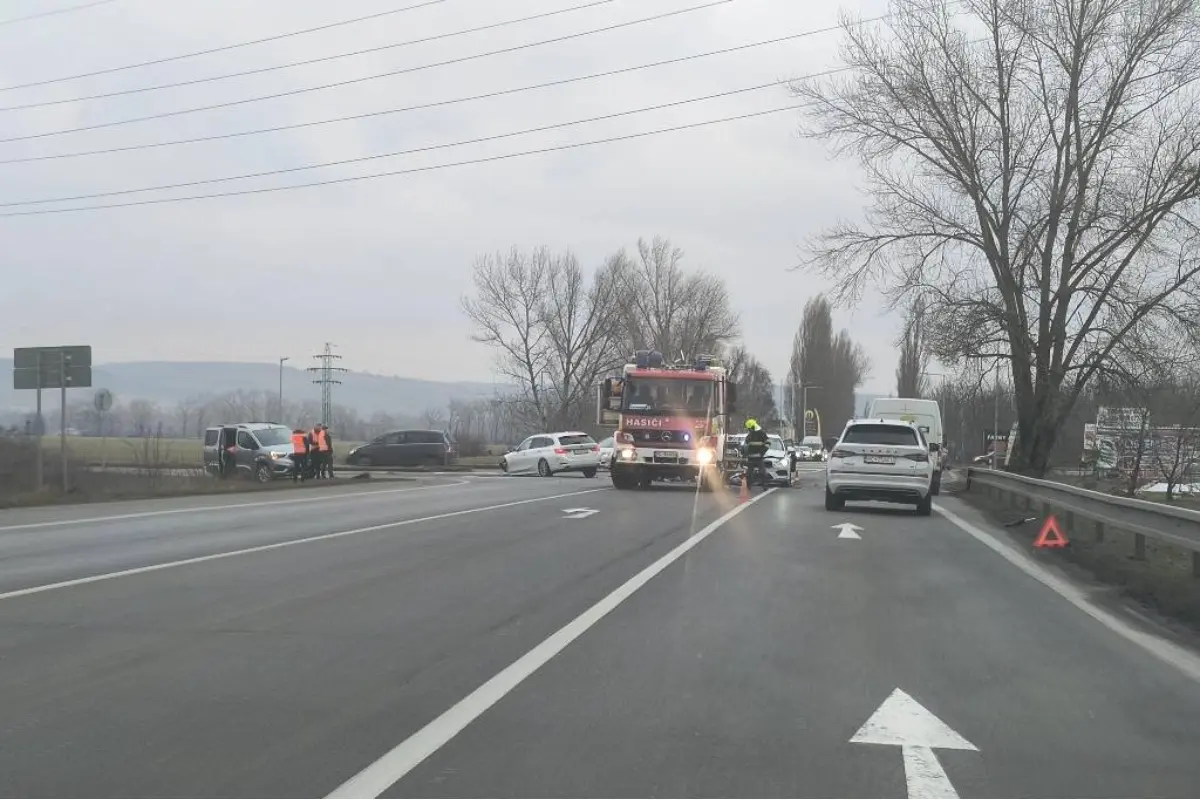 Foto: Na vjazde do Hlohovca smerom z D1 došlo k nehode dvoch áut. Na úseku sa zdržíte niekoľko minúť