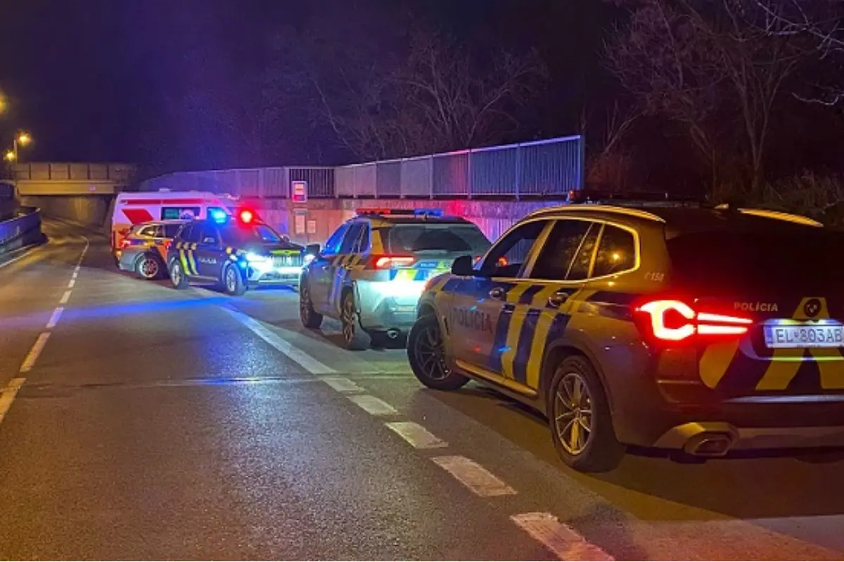 Foto: V Piešťanoch hľadali muža s Alzheimerovou chorobou, z domu odišiel v pyžame a bez topánok. Našli ho podchladeného