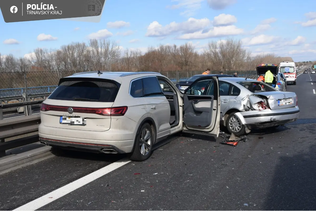 FOTO: Piatok bol v Trnavskom kraji plný dopravných nehôd. Tie si vyžiadali viacero zranených vrátane cyklistu