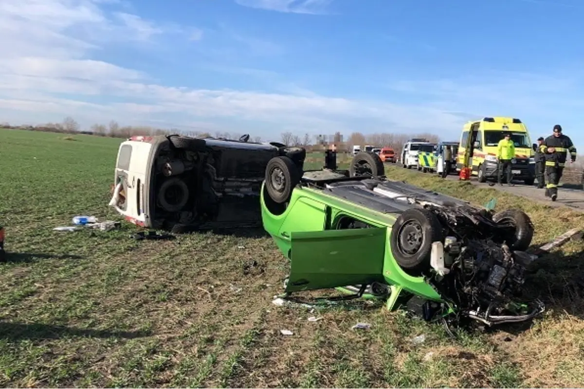 Foto: Pri obci Okoč došlo k zrážke dvoch áut, v jednom sa viezla mama s deťmi. Zasahoval aj vrtuľník