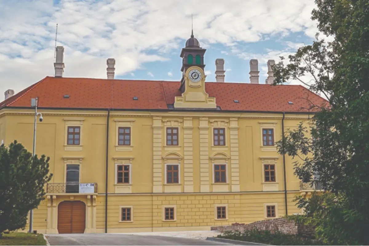 Foto: Hlohovec pokračuje v obnove historického zámku, kedysi sídlom šľachtického rodu. Rekonštrukcia je v pokročilom štádiu