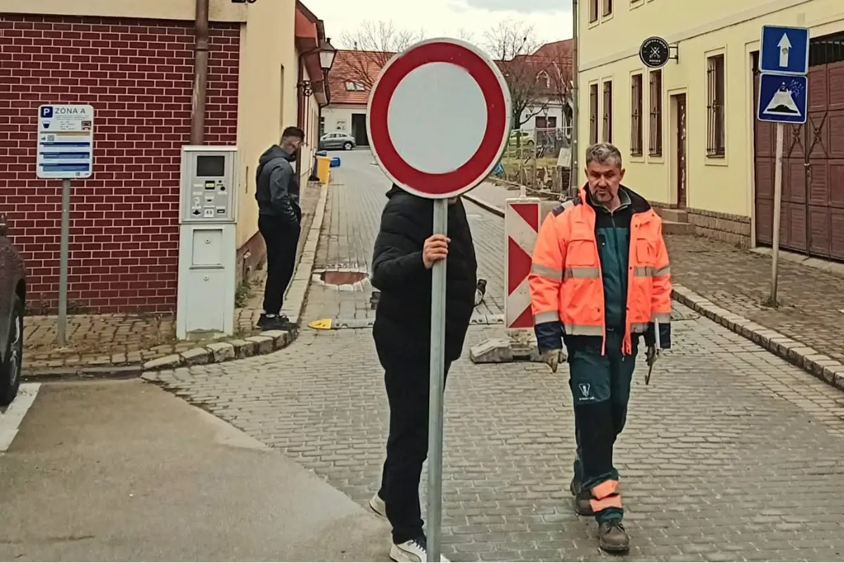 Foto: Časť Invalidskej ulice v Trnave je dočasne uzavretá. Obchádzka spôsobila aj dopravné zmeny na týchto uliciach