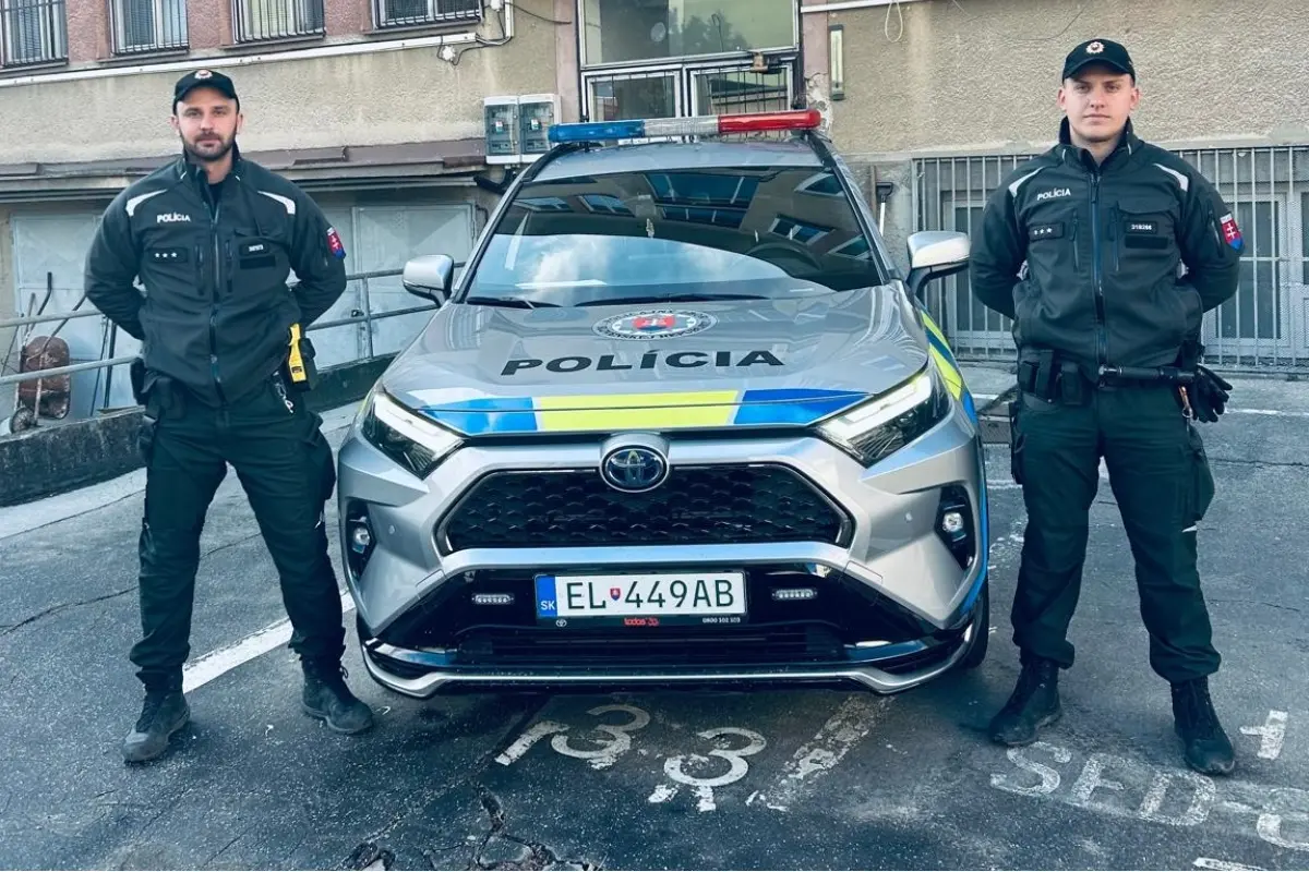 Foto: Senickí policajti Ján a Erik pomohli zúfalému otcovi. Jeho dcéra utrpela popáleniny, odprevadili ho do nemocnice