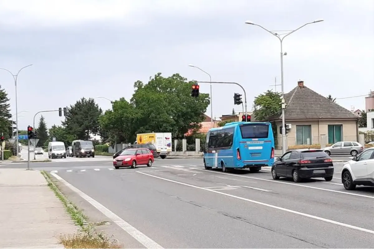 Foto: Zvýšte pozornosť na cestách. Semafory na križovatke v Piešťanoch nebudú v pondelok ráno fungovať, výpadok spôsobí oprava