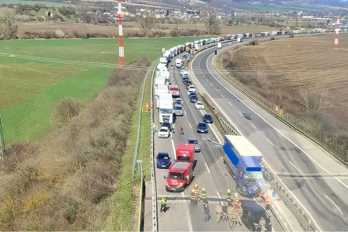 Foto: Na D1 za Trenčínom smerom na Bratislavu havaroval kamión, diaľnica je v tomto smere neprejazdná