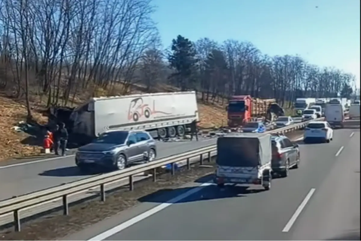 Foto: Na R1 za Nitrou smerom na Trnavu sú dve nehody, polícia cestu uzavrela