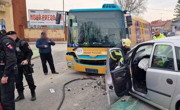 Tragická nehoda v centre Trnavy: Vodič auta sa čelne zrazil s autobusom. Kolaps dopravy