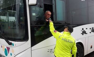 Polícia v Trnavskom kraji preverila vodičov autobusov. Ani jeden z nich nenafúkal, čo sa o vodičoch áut povedať nedá