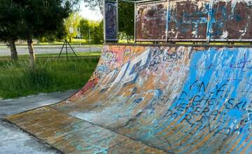 Poničený skatepark v Piešťanoch. Niekomu zrejme prekážal hluk, tak polial hrazdu olejom