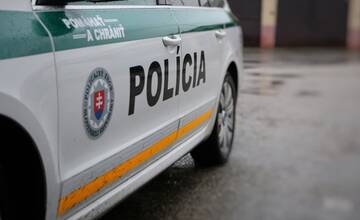 Polícia zadržala muža, ktorý sa uspokojoval pri fontáne na Námestí SNP. Nahlásili ho mamičky