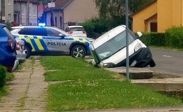 Kuriózna nehoda: V Letničí zišlo auto z cesty do kanála. Prípad je v rukách polície