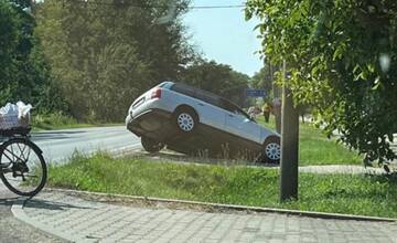 AKTUÁLNE: V Radošovciach došlo k dopravnej nehode. Auto pri nej skončilo v priekope